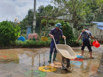 Giáo Viên Đồng Hành Cùng Học Sinh Vượt Qua Bão Lũ