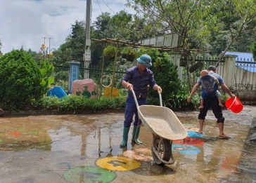 Giáo Viên Đồng Hành Cùng Học Sinh Vượt Qua Bão Lũ